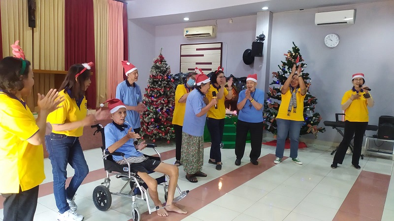 Warga senior menyumbangkan lagu saat kunjungan rombongan Wanita Katolik RI Cabang Santai Bernadet PAKAI